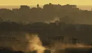 Sebuah tank Israel bermanuver di Jalur Gaza, Minggu (4/5/2025). (Dok. AP/Ariel Schalit)