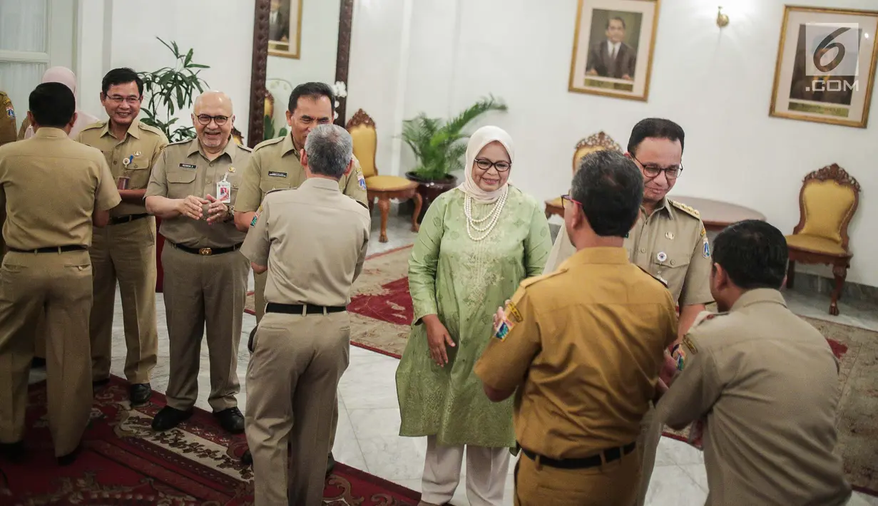 Gubernur DKI Jakarta Anies Baswedan didampingi istrinya Fery Farhati Ganis bersalaman dengan pegawai Pemprov saat menggelar halal bihalal di Balaikota, Jakarta, Senin (10/6/2019). (Liputan6.com/Faizal Fanani)