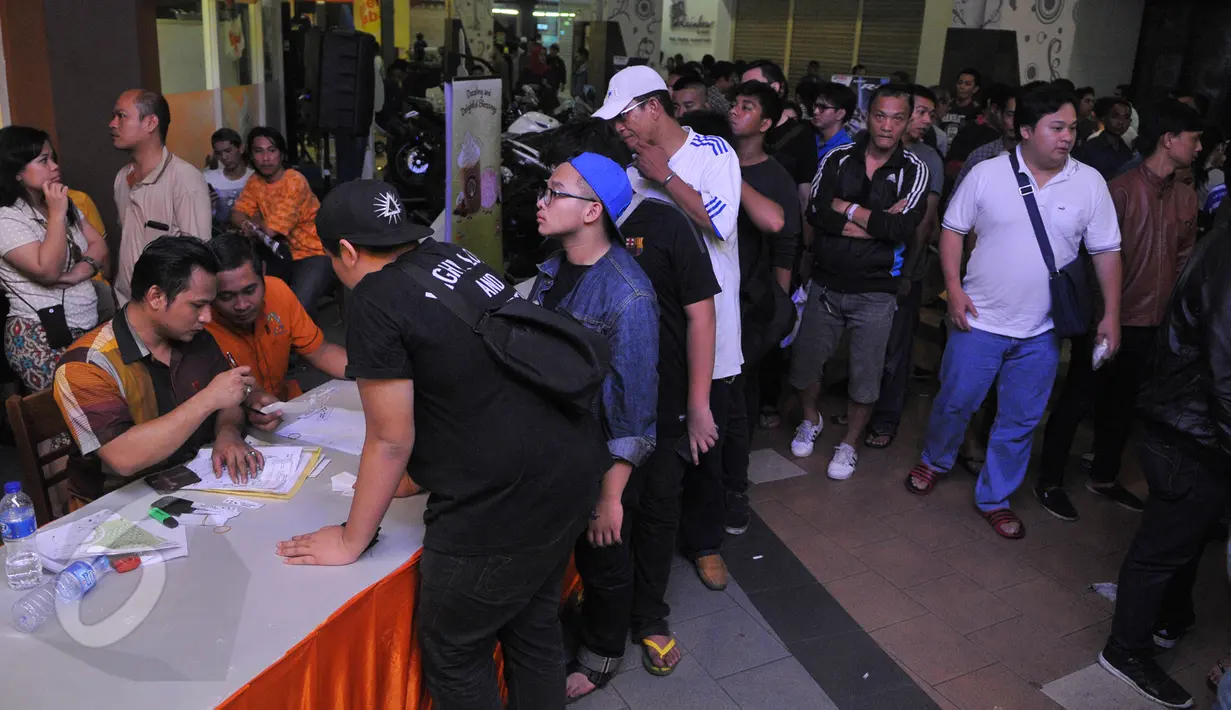 Sejumlah penggila bola bersiap mengikuti acara nonton bareng final Liga Champions Juventus vs Barcelona, di Dock 88, La Piazza, Mall Kelapa Gading, Minggu (7/6/2015). (Liputan6.com/Herman Zakharia)