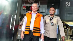 Dirjen Hubla Kemenhub Antonius Tonny Budiono keluar dari gedung KPK, usai menjalani pemeriksaan di Jakarta, Selasa (29/8). Tonny diperiksa terkait kasus dugaan suap pemulusan perizinan pengerukan Pelabuhan Tanjung Mas Semarang. (Liputan6.com/Helmi Afandi)