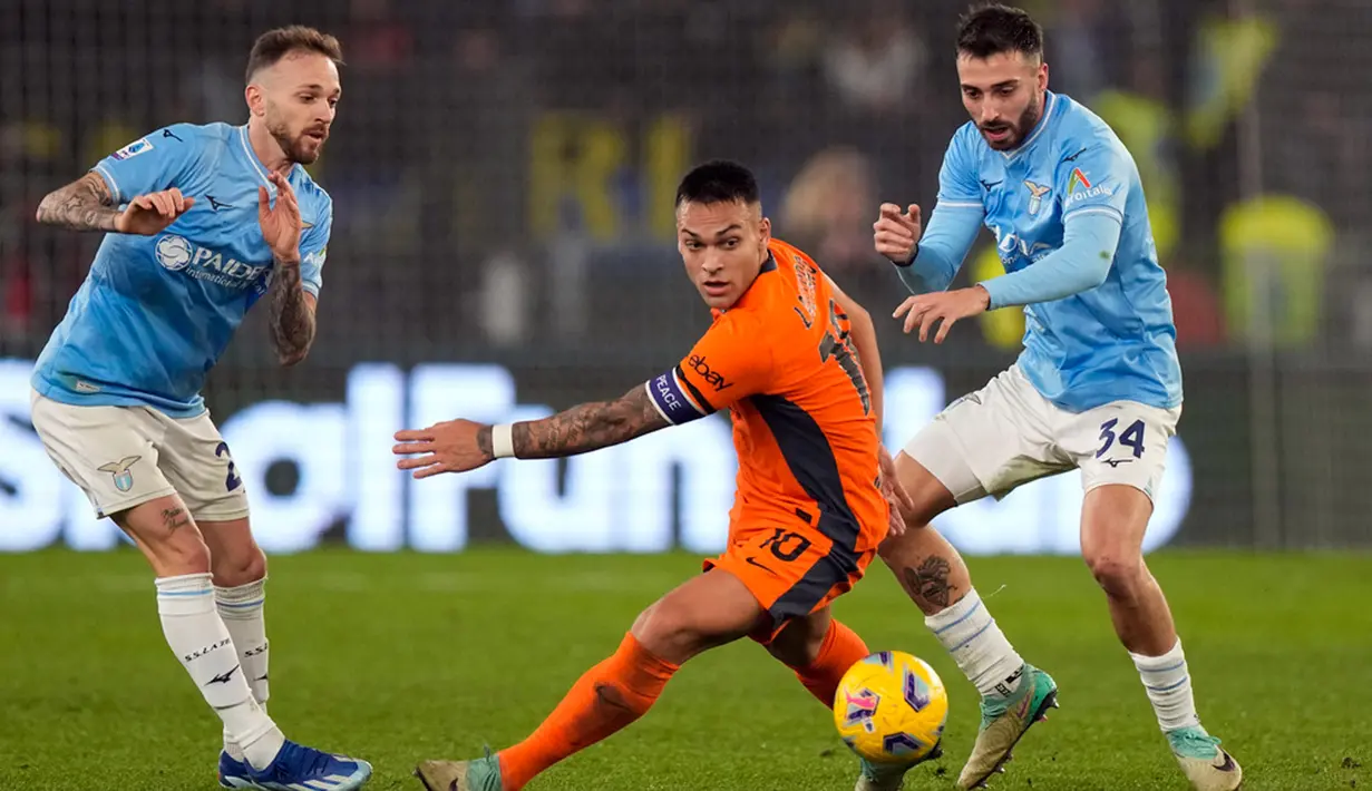 Inter Milan meraih kemenangan 2-0 atas Lazio dalam laga lanjutan Serie A Liga Italia. Itu merupakan hasil clean sheet kesekian kali dipetik anak-anak Simone Inzaghi, yang kini kembali tampil trengginas di hadapan rival mereka. (AP Photo/Andrew Medichini)