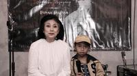 Penyanyi Cilik Dimas Krisena dan sang ibunda. (Ist)