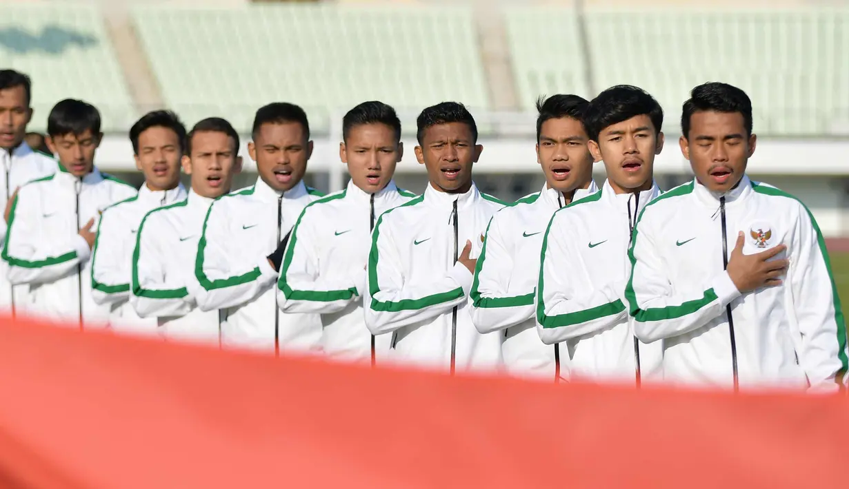 Pemain Timnas Indonesia U-19 menyanyikan lagu kebangsaan sebelum bertanding melawan Korea Selatan pada laga ketiga kualifikasi Piala Asia U-19 2018 di Paju Public Stadium, Korsel (4/11). Timnas kalah 4-0 dari Korsel. (AFP Photo/Kim Doo-Ho)