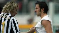 Pavel Nedved dan Alessandro Del Piero merupakan dua pemain yang setia bertahan di Juventus, meski timnya terdegradasi ke Serie B 2006-2007 akibat skandal Calciopoli. (AFP/GIUSEPPE CACACE)