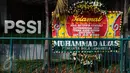 Karangan bunga terpampang di depan kantor PSSI di Stadion GBK, Jakarta, Sabtu (27/2/2016). Meski Kemenpora masih mengkaji ulang SK Pembekuan PSSI namun salah satu pecinta sepak bola sudah mengirimi ucapan selamat. (Liputan6.com/Helmi Fithriansyah)