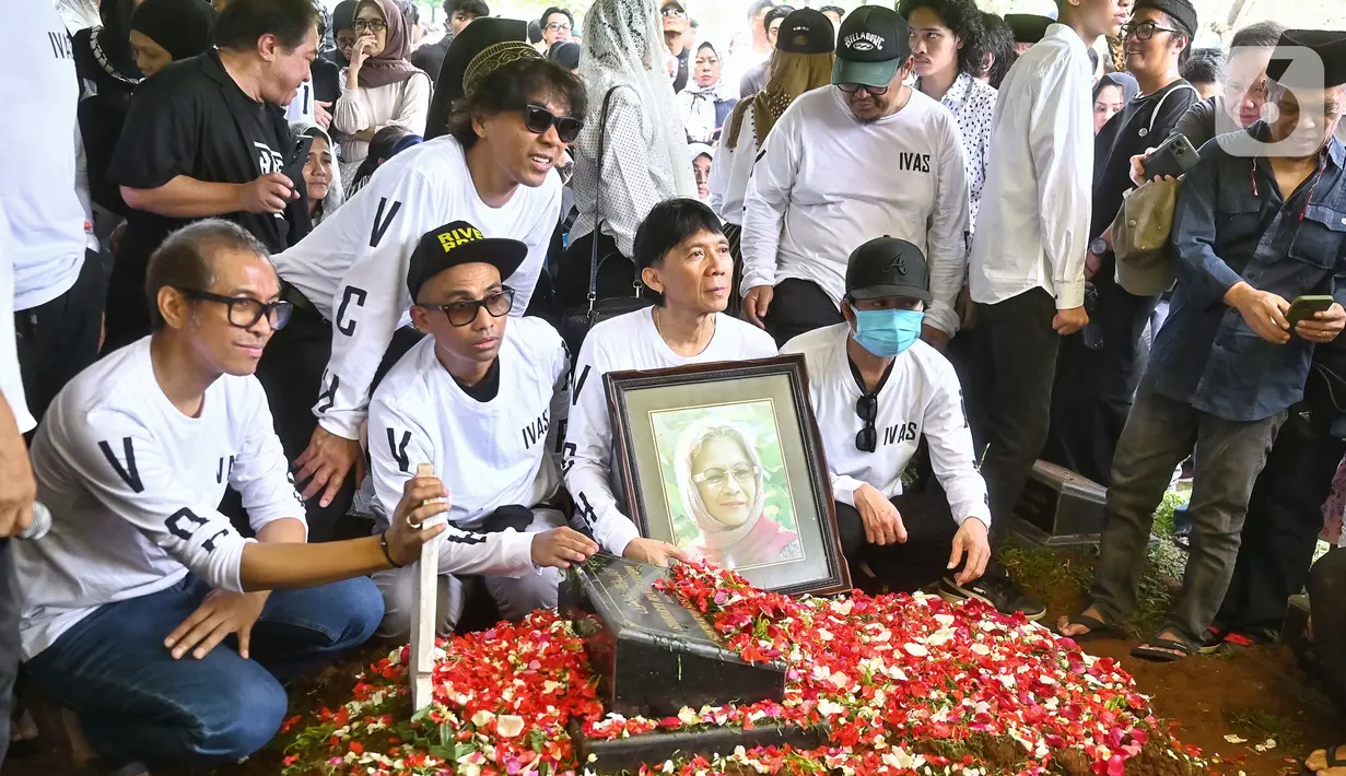 Dengan ketegasan dan kebijaksanaanya, Bunda Iffet menjadi panutan bagi personel grup band Slank sekaligus penengah ketika terjadi konflik. (Liputan6.com/Angga Yuniar)