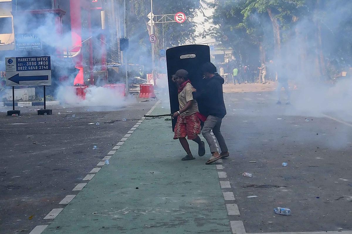 FOTO: Demo Ricuh di Kwitang Usai Kematian Driver Ojol Tertabrak Rantis Brimob
