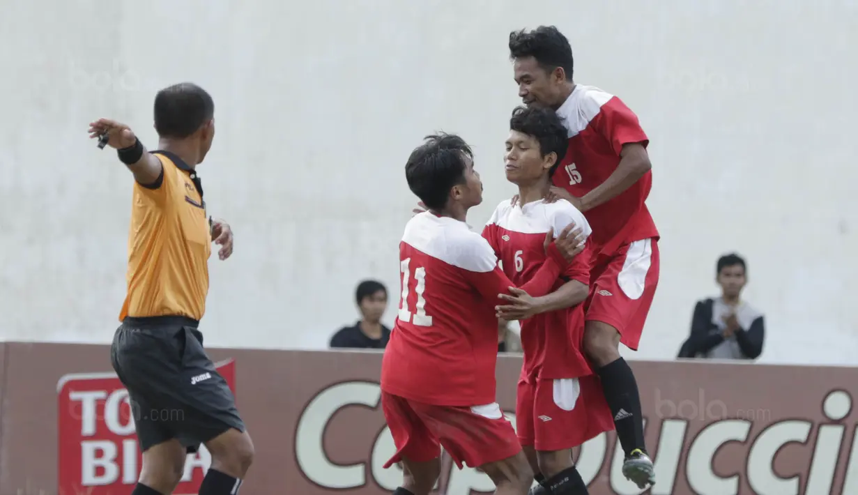 Para pemain STIMED Nusa Palapa merayakan gol yang dicetak oleh Syahrul Salim ke gawang Unhas pada laga Torabika Campus Cup 2017 di Stadion UNM, Makassar, Rabu, (18/10/2017). STIMED Nusa Palapa menang 1-0 atas Unhas. (Bola.com/M Iqbal Ichsan)