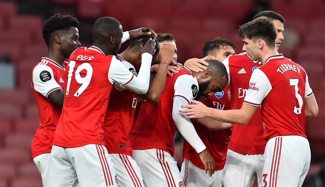 Pemain Arsenal merayakan gol yang dicetak Reiss Nelson ke gawang Liverpool pada laga lanjutan Premier League pekan ke-36 di Emirates Stadium, Kamis (16/7/2020) dini hari WIB. Arsenal menang 2-1 atas Liverpool. (AFP/Glyn Kirk/pool)