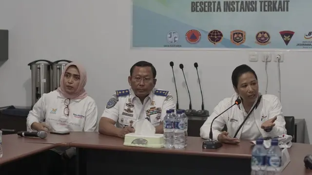 Menteri Badan Usaha Milik Negara (BUMN) Rini Soemarno menunjukan keprihatinannya dengan meninjau langsung kondisi korban yang dievakuasi ke RSUD Chasan Boesoeirie Kota Ternate. Dok Kementerian BUMN.