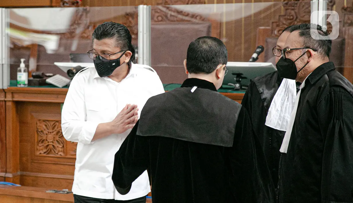 <p>Terdakwa kasus pembunuhan berencana terhadap Yosua Hutabarat atau Brigadir J, Ferdy Sambo usai menjalani sidang putusan di PN Jakarta Selatan, Senin (13/2/2023). Mantan Kadiv Propam Polri Ferdy Sambo divonis bersalah melakukan pembunuhan berencana terhadap ajudannya, Brigadir N Yosua Hutabarat. Sambo divonis mati. (Liputan6.com/Faizal Fanani)</p>