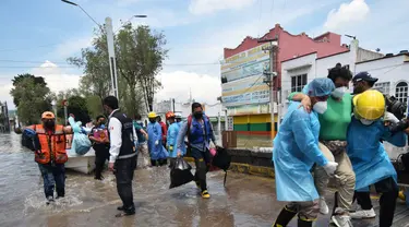 Staf medis mengevakuasi pasien Rumah Sakit IMSS di Tula de Allende, negara bagian Hidalgo, Meksiko,  (7/9/2021). Sedikitnya 16 pasien meninggal setelah banjir melanda sebuah rumah sakit di Meksiko tengah dan mengganggu pasokan listrik, kata pihak berwenang. (AFP/Francisco Villeda)