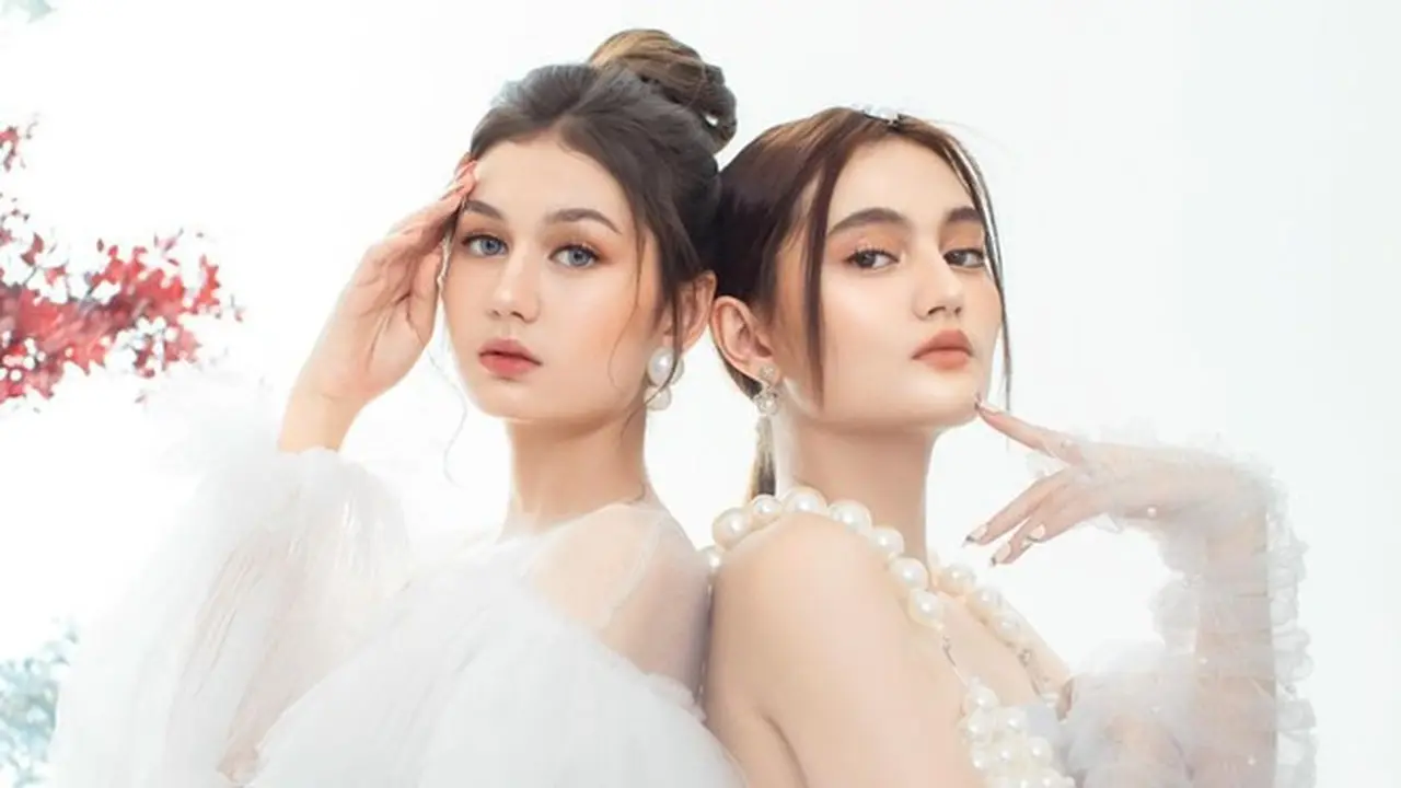 8 Gaya Pemotretan Zoe Abbas dan Laura dengan Outfit Serba Putih, Banjir Pujian