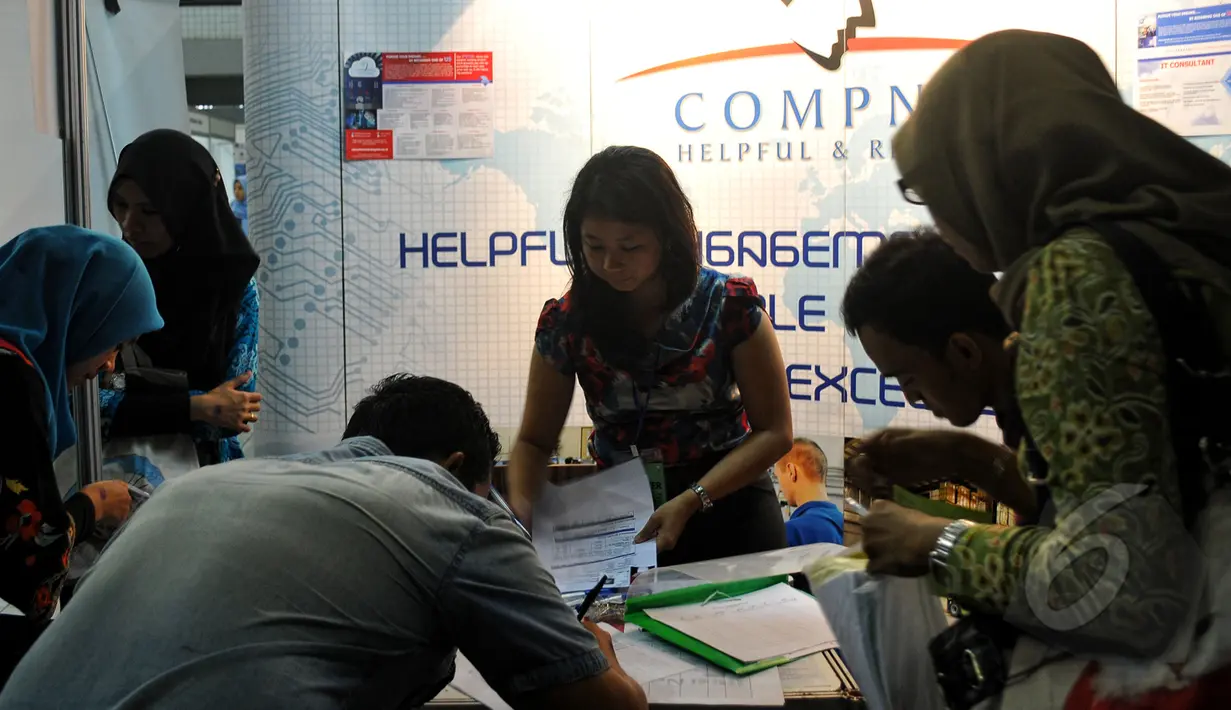 Sejumlah pencari kerja mengisi formulir di salah satu perusahaan saat berlangsungnya pembukaan UI Job Fair 2015 di Balairung Universitas Indonesia, Depok, Jumat (24/4/2015). (Liputan6.com/Yoppy Renato)