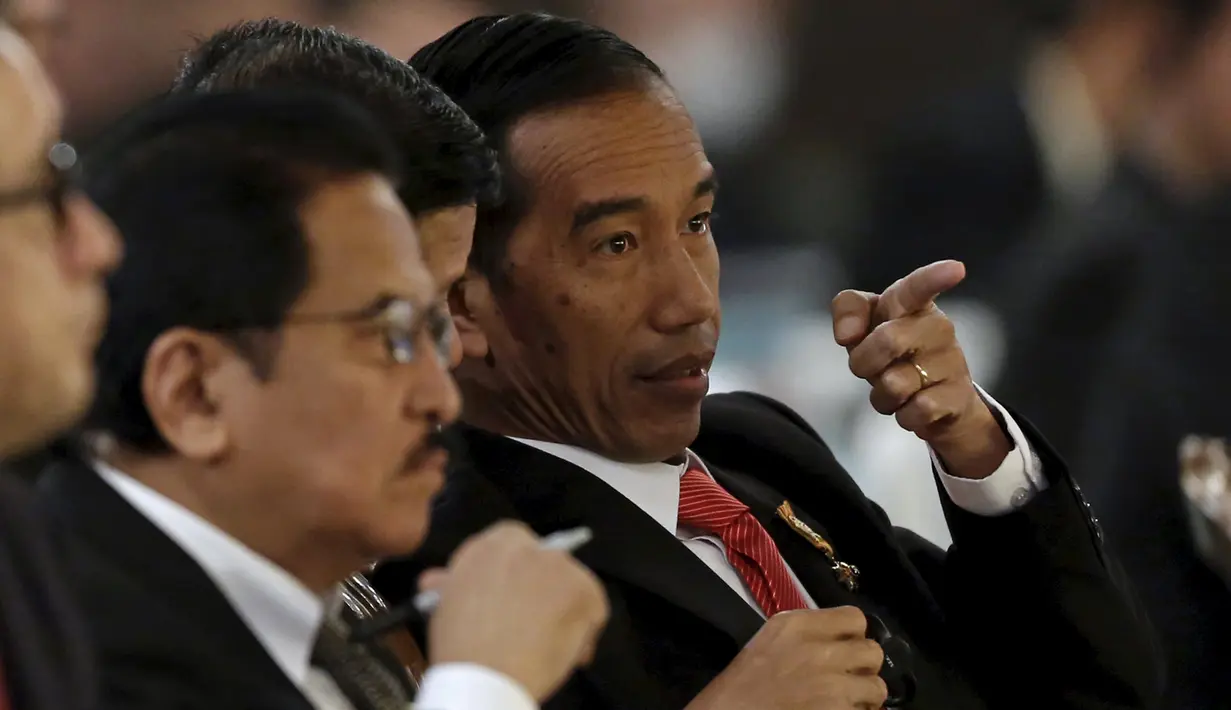 Presiden Joko Widodo (kanan) menghadiri forum bisnis Indonesia di Tokyo, Jepang, Selesa (24/3/2015). Presiden Joko Widodo berada di Jepang untuk kunjungan empat hari. (REUTERS /Yuya Shino)