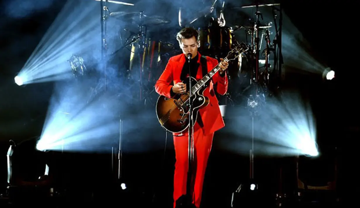 Seperti yang dilansir dari E! News, Senin (23/10/2017), Harry bernyanyi dalam acara konser ‘We Can Survive’ di Hollywood Bowl, Sabtu (21/10/2017). Penampilannya pun begitu semangat, terlebih saat menyapa penggemar. (AFP/Kevin Winter)