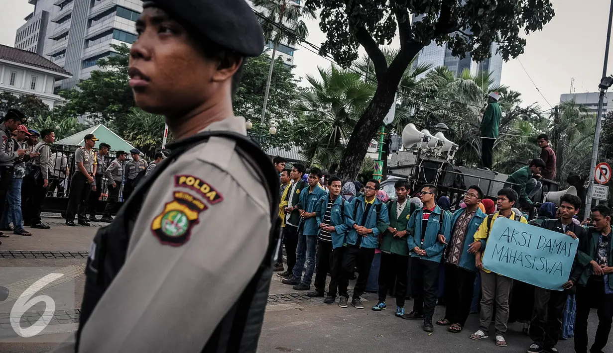 Petugas kepolisian menjaga unjuk rasa di depan Gedung Balai Kota, Jakarta, Selasa (18/10). Dalam aksi ini, pengunjuk rasa meminta Gubernur DKI Jakarta, Ahok mempertanggung jawabkan tindakannya atas dugaan penistaan agama. (Liputan/Faizal Fanani)