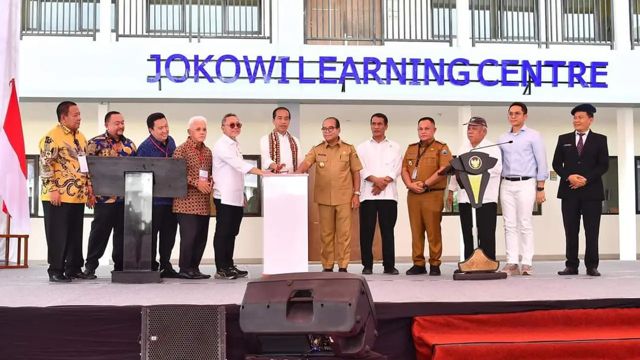 Presiden Joko Widodo ketika meresmikan JLC SMA Kebangsaan Lampung Selatan.  Foto : (Istimewa).