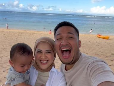 Begini potret kebersamaan Kesha Ratuliu bersama suami dan anak saat liburan di Bali. (FOTO: instagram.com/kesharatuliu05/)
