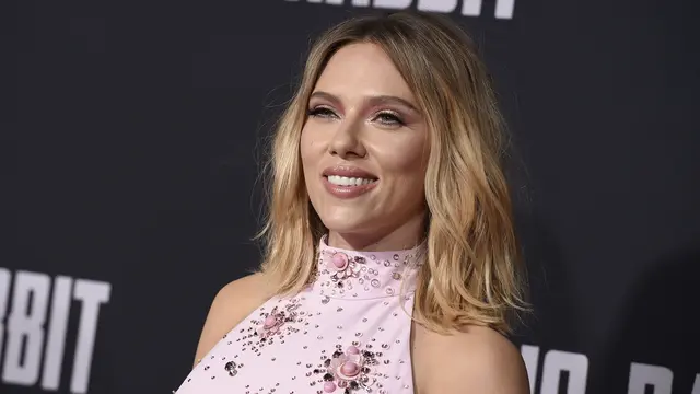Seksinya Scarlett Johansson di Pemutaran Film Jojo Rabbit