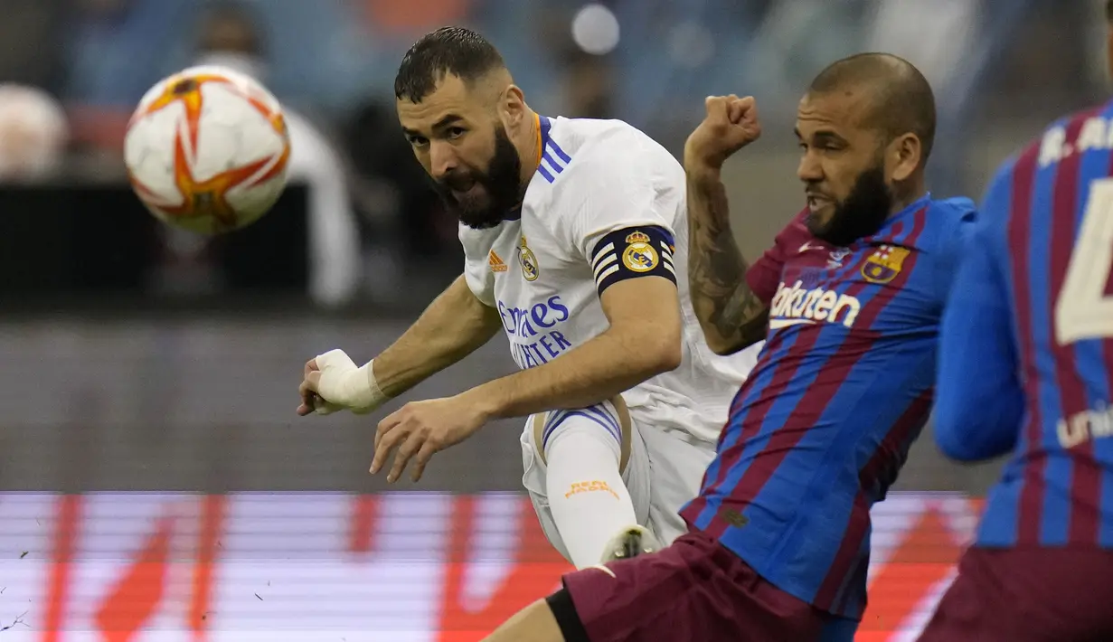 Los Blancos berhasil memimpin pertandingan untuk kedua kalinya. Kali ini Karim Benzema yang menciptakan gol pada menit ke-72. Bermula dari umpan silang Carvajal yang diblok Ter Stegen, Benzema yang menerima bola muntahan berhasil melesatkannya menjadi gol. (AP/Hassan Ammar)