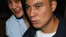 Pasangan selebriti Baim Wong dan Paula Verhoeven usai menjalani pemeriksaan  di Polres Metro Jakarta Selatan, Jumat (7/10/2022). Baim Wong dan Paula Verhoeven diperiksa sebagai saksi terlapor dengan masing-masing 25 dan 19 pertanyaan terkait konten video prank KDRT. (Liputan6.com/Herman Zakharia)