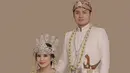 Di potret lainnya, pasangan ini tampil bak pengantin Sunda dengan aura ningrat yang kental [@bebyesofficialreal]