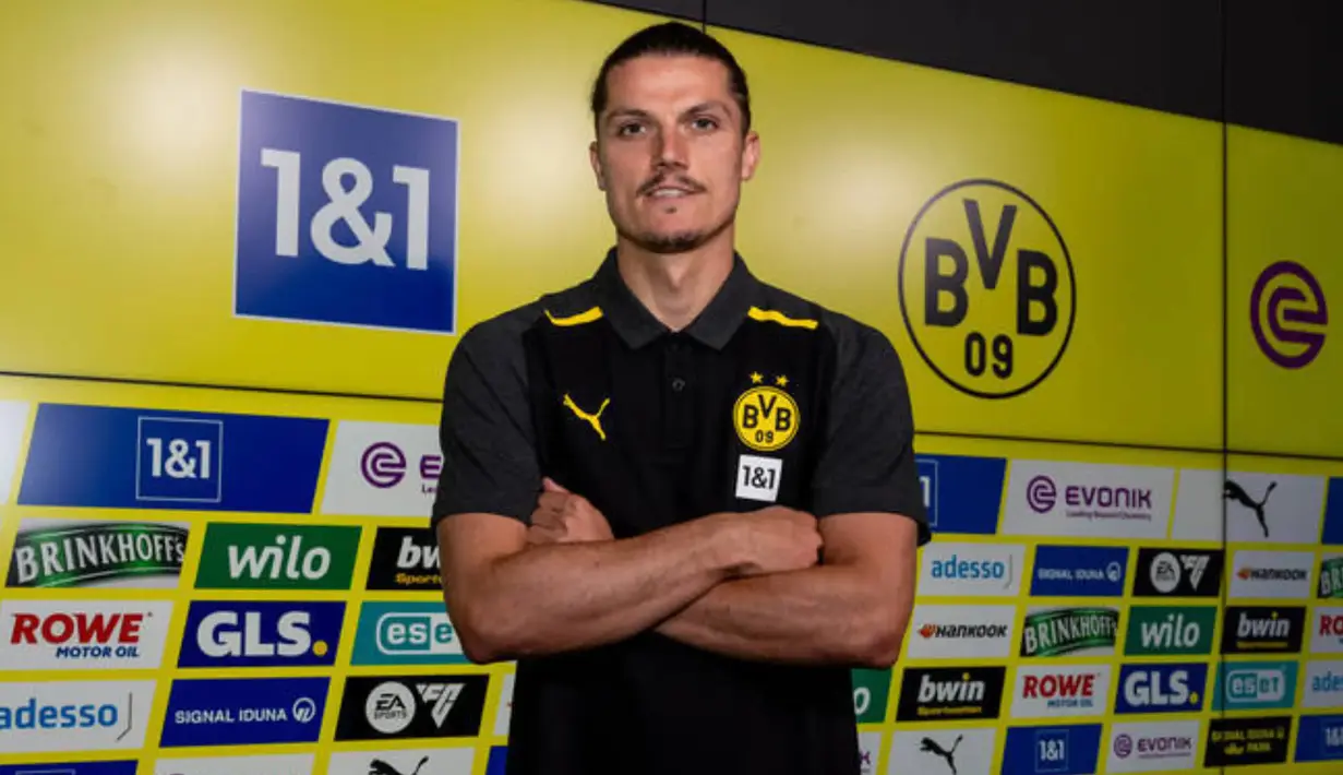 Marcel Sabitzer menjadi pemain terbaru yang berpindah klub dari Bayern Munchen menuju Borussia Dortmund. Ia didatangkan Borussia Dortmund pada bursa transfer pemain musim 2023/2024 dengan mahar senilai 19 juta euro setelah satu setengah musim membela Bayern Munchen dan sempat dipinjamkan ke Manchester United pada paruh kedua musim 2022/2023. (BVB.de)