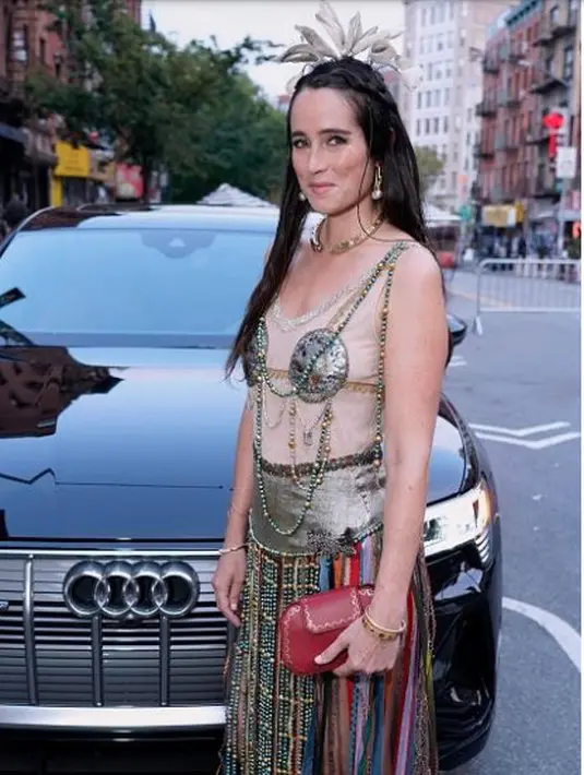 Emily Bode memekai kalung Cactus de Cartier High Jewelry 18k yellow gold, diamonds, emeralds, rubies (Foto: Cartier)