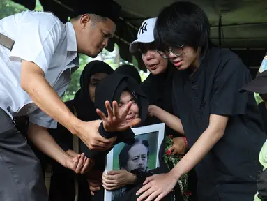 Isak Tangis Karina Ranau Iringi Pemakaman Epy Kusnandar di TPU Jeruk Purut