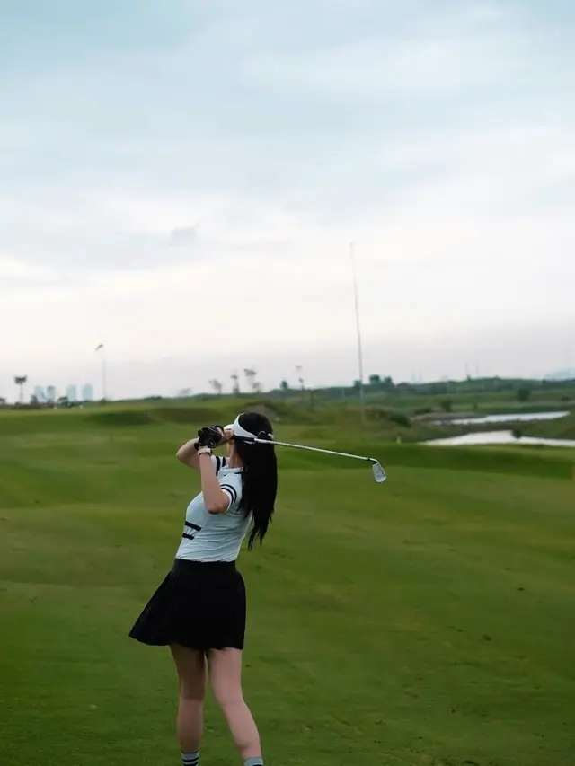 Selain Hobi Olahraga Tenis, Ini 7 Potret Gege Elisa saat Main Golf
