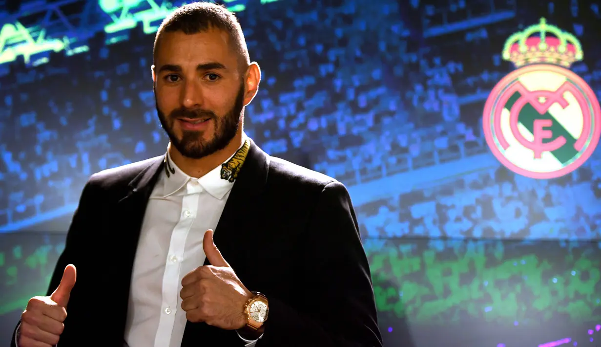 Striker Real Madrid, Karim Benzema, berpose usai jumpa pers di Santiago Barnabeu, Madrid, Kamis, (22/9/2017). Karim Benzema resmi memperpanjang masa bakti bersama Los Blancos hingga Juni 2021. (AFP/Gabriel Bouys)