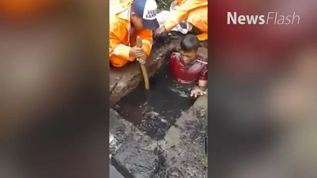  Video pasukan oranye menyelam di got berwarna hitam pekat menjadi viral. Dalam video itu, pasukan pembersih yang dikenal dengan nama petugas PPSU tidak menggunakan alat pengaman apa saat menyelam di got hitam pekat