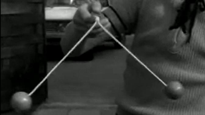 <p>Bukti bahwa lato-lato punya sejarah yang panjang pernah didokumentasikan dalam sebuah video dokumenter tahun 1971 dengan latar suara berbahasa Belanda (Nederlands Instituut voor Beeld en Geluid-Wikipedia Creative Commons)</p>