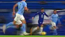 Gelandang Chelsea, Christian Pulisic, menggiring bola saat melawan Manchester City pada laga Liga Inggris di Stadion Stamford Bridge, Minggu (3/1/2021). City menang dengan skor 3-1. (AP Photo/Ian Walton/Pool)