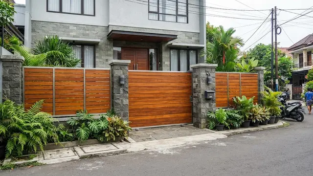 Model pagar kombinasi kayu dan batu untuk fasad natural sehingga hunian jadi tampil segar kekinian desain horizontal dengan pilar batu