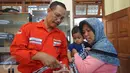 Petugas Tim SAR Sampoerna menunjukkan obat-obatan yang akan dikonsumsi untuk korban banjir bandang dan gempa di Bima, Nusa Tenggara Barat (05/1). Relawan Sampoerna memberikan pengobatan gratis kepada para korban. (Liputan6.com/Istimewa)
