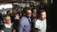 Michael Essien (tengah) saat baru tiba di Bandung (LIputan6.com/Kukuh Saokani)