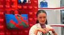 Kolaborasi penuh makna hadir kembali. Kali ini Longchamp, brand asal Prancis berkolaborasi bersama Robert Indiana, Seniman asal Amerika. Mengambil tema LOVE, beragam produk menggemaskan hadir di sini. Pada acara peluncuran, tampak hadir Amanda Rawles dengan tampilan casual dan anggun. / Foto: Adinda Tri Wardhani - Fimela.com.