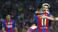 Lionel Messi (adap kamera) merayakan gol bersama Neymar, pada laga Barcelona kontra Manchester City, di Estadio Camp Nou (19/10/2016). Pada Matchday 3 Liga Champions 2016-2017 tersebut, Barcelona unggul dengan skor 4-0.  (EPA/Alejandro Garcia)  