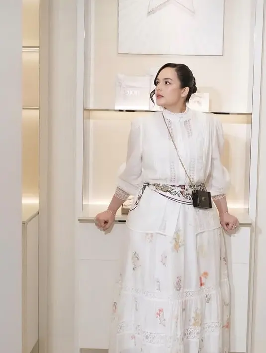 Chelsea Islan tampil dengan bohomeian look maxi skirt dan top shirt dengan tone color off-white.  / Foto dok: Fimela.