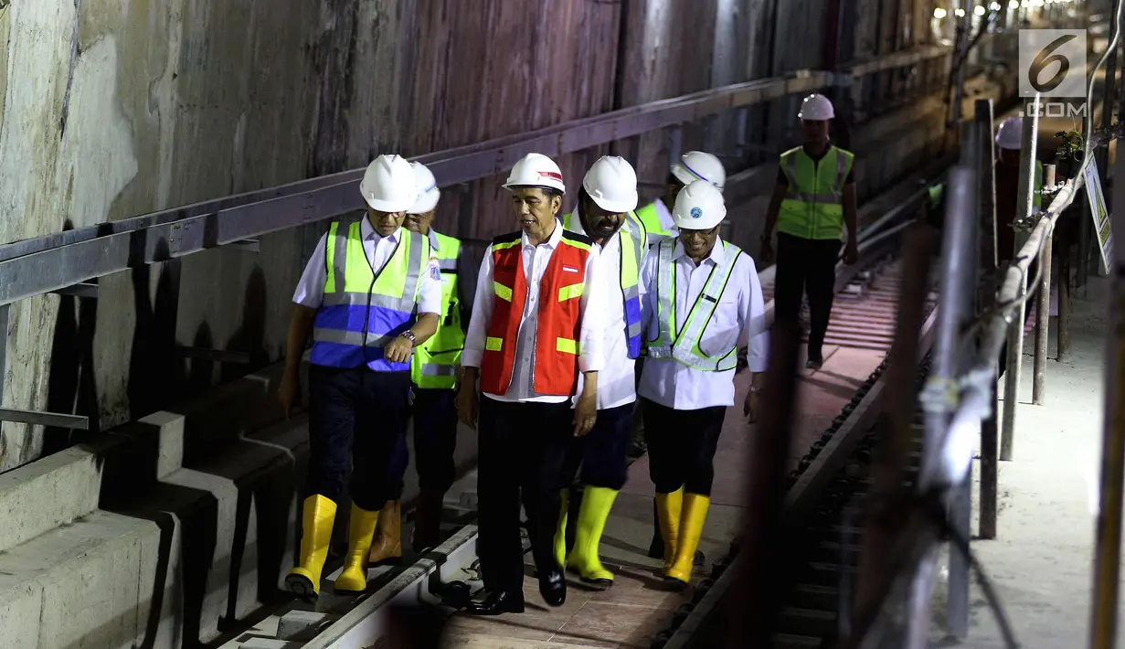 Presiden Joko Widodo dan beberapa tokoh meninjau pengerjaan proyek terowongan bawah tanah mass rapid transit (MRT), fase 1 di Bundaran HI, Jakarta, Rabu (7/3). Peninjauan untuk memastikan kesiapan MRT Jelang ASIAN Games 2018. (Liputan6.com/Johan Tallo)