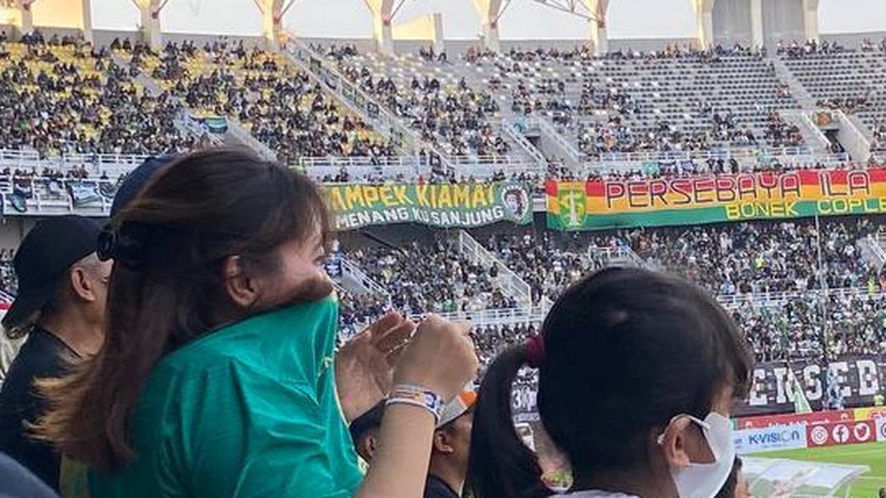 Suporter di Tribun VIP Stadion GBT menutup hidung dengan kaus akibat bau sampah menyeruak