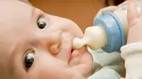 Cek Efek Buruk Terlalu Sering Beri Bayi ASI Pakai Botol