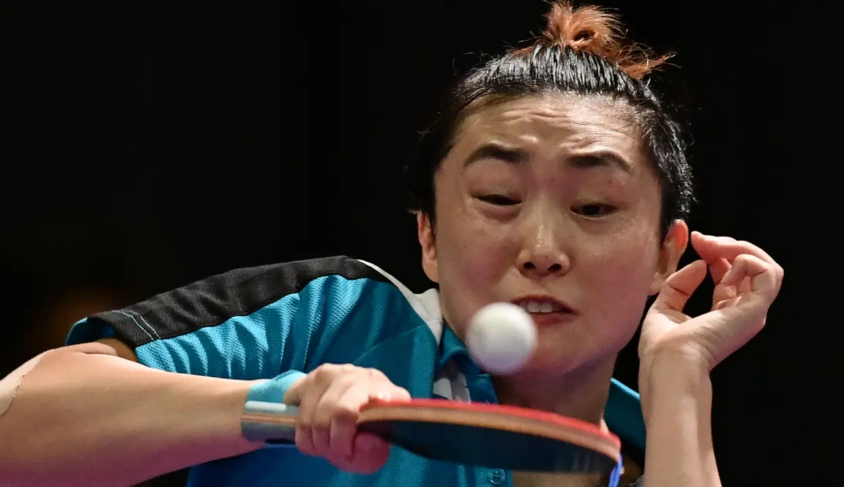 Atlet tenis meja putri Singapura, Feng Tian Wei berusaha mengembalikan bola saat berhadapan dengan rekan senegaranya Zhou Yihan pada SEA Games 2017 di Kuala Lumpur, Malaysia, Jumat, (22/8). (AFP Photo/Mohd Rasfan)