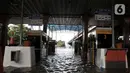 Kondisi banjir saat merendam Gerbang Tol Cempaka Putih, Jakarta, Minggu (23/2/2020). Banjir yang melanda kawasan Cempaka Putih dan sekitarnya menyebabkan Gerbang Tol Cempaka Putih tidak dioperasikan akibat terendam hingga ketinggian mencapai sepinggang orang dewasa. (merdeka.com/Iqbal S. Nugroho)