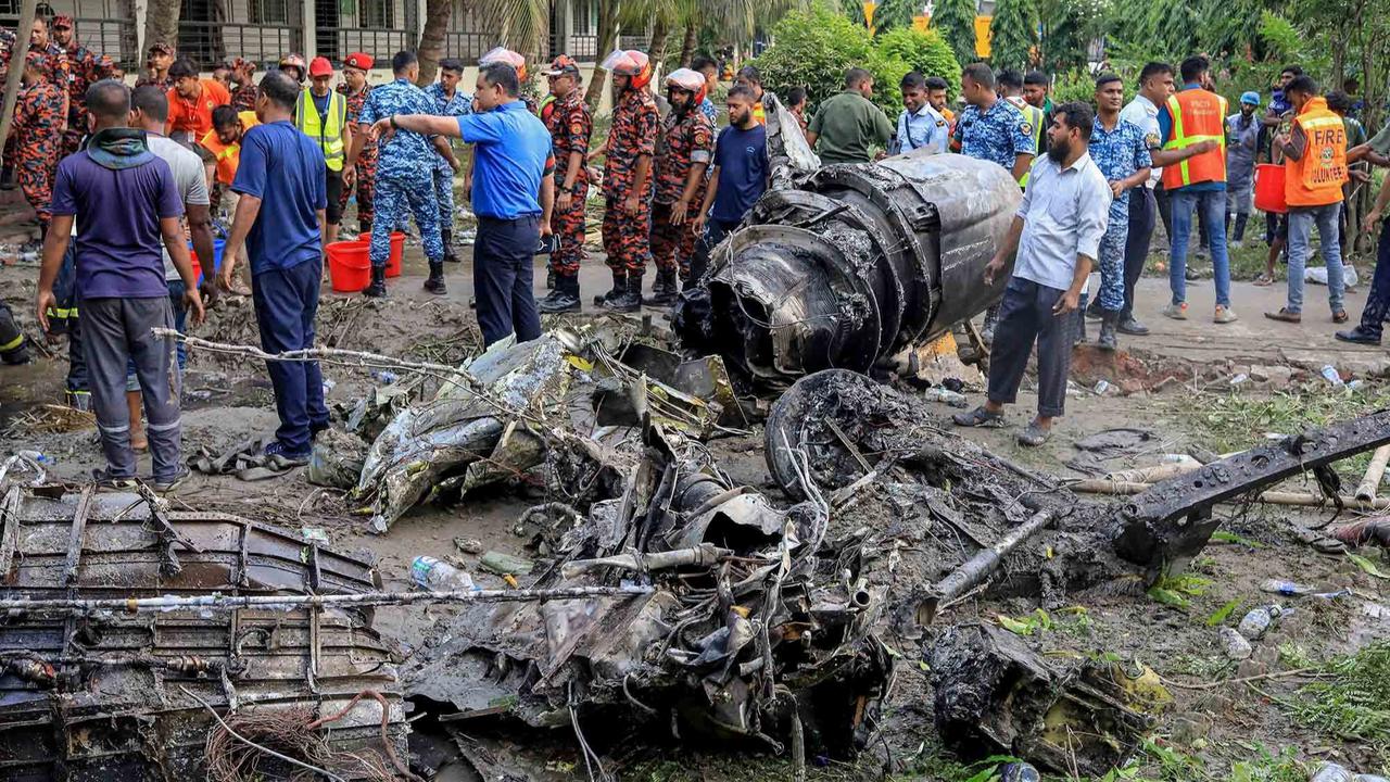 FOTO: Pesawat Latih AU Bangladeh  Jatuh di Sekolah, 25 Tewas
