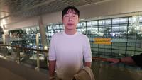 Eks pelatih Timnas Indonesia, Shin Tae-yong di Terminal 3 Bandara Soekarno-Hatta, Tangerang, Minggu (14/12/2025). (Bola.com/Abdul Aziz)