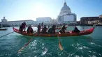 Perahu berlayar saat parade dayung tradisional, bagian dari Karnaval Venesia, di Venesia, Italia, Minggu (28/1/2024). (AP Photo/Luca Bruno)