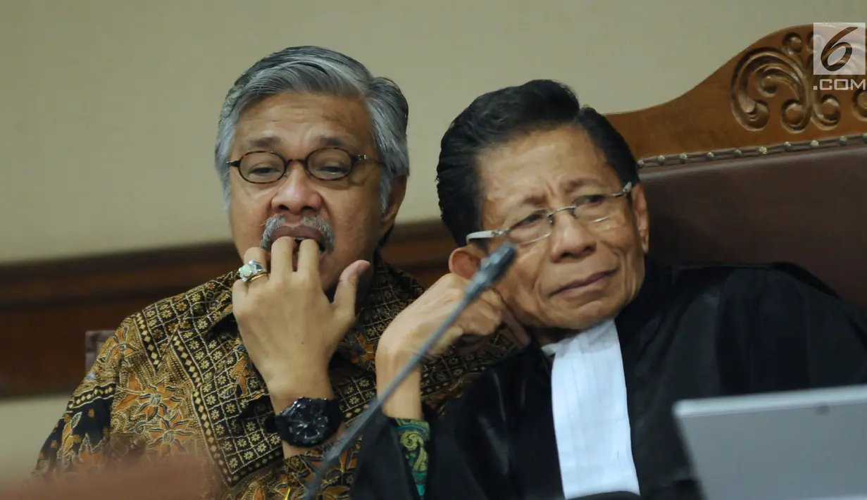 Gubernur Sulawesi Tenggara nonaktif Nur Alam (kiri) menyimak keterangan saksi dalam sidang lanjutan dugaan suap perizinan tambang nikel di Pengadilan Tipikor, Jakarta, Jumat (23/2). Sidang mendengar keterangan saksi ahli. (Liputan6.com/Helmi Fithriansyah)